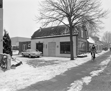 880378 Gezicht op de voor- en zijgevel van de woning Amsterdamsestraatweg 855 te Utrecht in winterse omstandigheden.